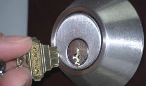 Royal Locksmith Store Paterson, NJ 973-891-3183 - key-broke-in-lock